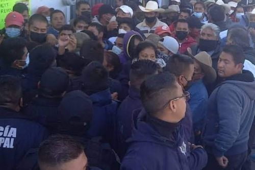 Detienen a decenas de funcionarios públicos y policías de Amanalco