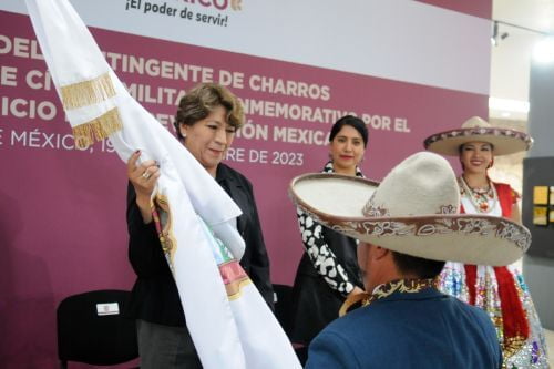 Abandera gobernadora Delfina Gómez a Delegación que participará en el Desfile del 20 de noviembre