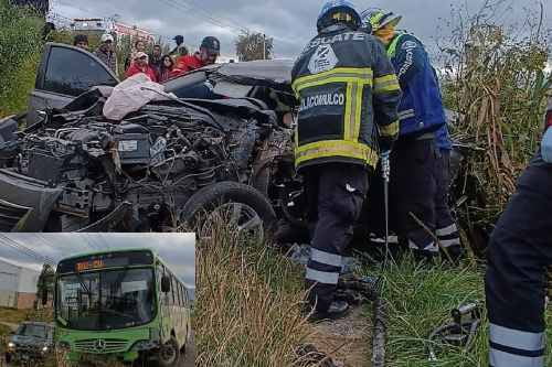 Exitoso rescate de mujer atrapada en auto, tras choque en la Ixtlahuaca-Jiquipilco