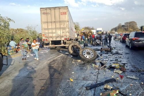 Video: Accidente en la México-Querétaro, en Jilotepec; hay rapiña de leche