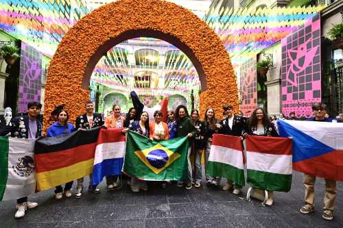 Gobernadora Delfina Gómez recorre con estudiantes extranjeros la Ofrenda Monumental del Día de Muertos