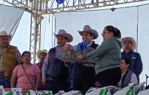 Video: Lluvia de apoyos al campo en Soyaniquilpan, entregados por el alcalde Jesús Espinosa Arciniega
