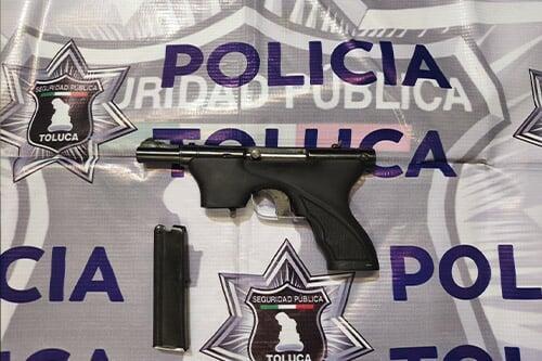 ¿Armas por mensajería? Descubren pistola  y qué pistola, dentro de paquete en Toluca
