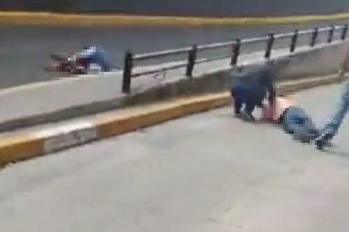 Video: Asaltantes en moto, asesinan a dos humbres en Huixquilucan para quitarles dinero