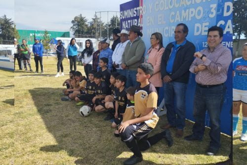 Video: Alcade de Calimaya entrega cancha de futbol en la Unidad Deportiva