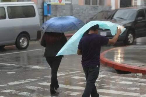 Las tormentas seguirán, no guardes el paragua y toma precauciones