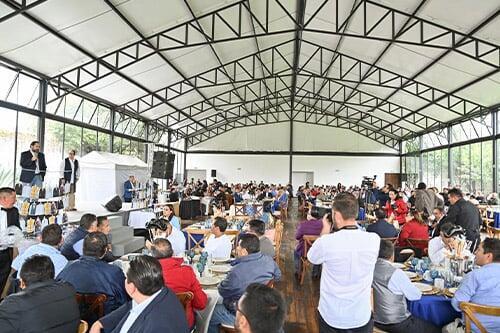 Congreso del Edomex celebra a sus trabajadores papás
