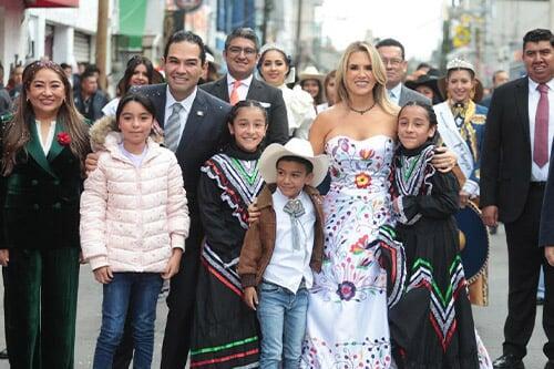 Desfile cívico en Huixquilucan reunió a la ciudadanía