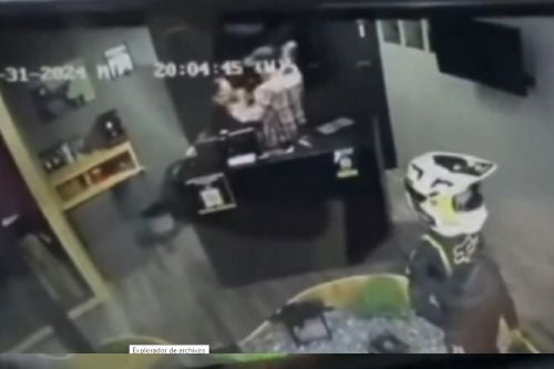 Video: Jefe propina brutal golpiza a su empleada en tienda FoxStore, Naucalpan