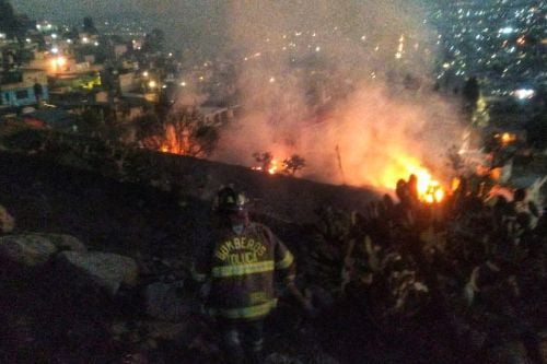 Controlan bomberos de Toluca, incendio en La Teresona