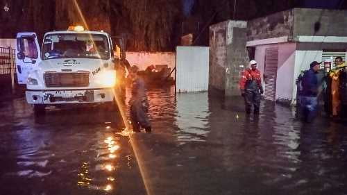 Movilizan equipos para atender inundaciones por lluvia en San Antonio la Isla y Calimaya
