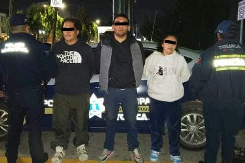 Atrapan a tres ladrones de Oxxo en Toluca, con todo y el botín