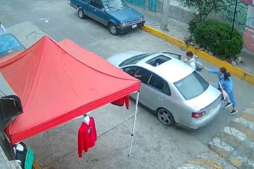 Video: Auto arrastra a madre que pretendía evitar secuestro de su pequeña en Naucalpan