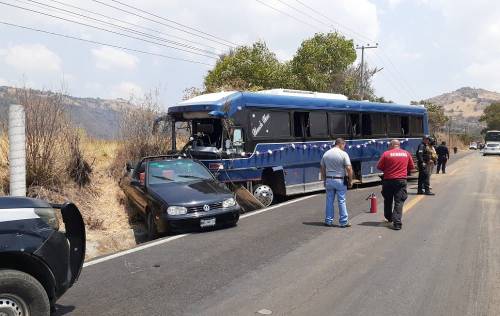Carambola en carretera de Malinalco deja 10 lesionados y 8 autos involucrados