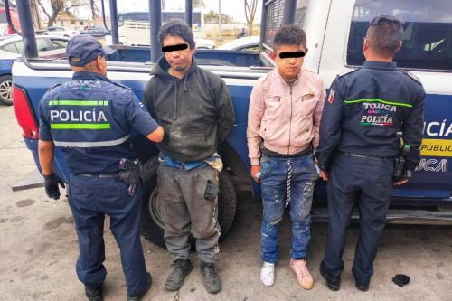 Caen dos motorratones tras asalto a negocio en Toluca; hasta la moto resultó ser robada