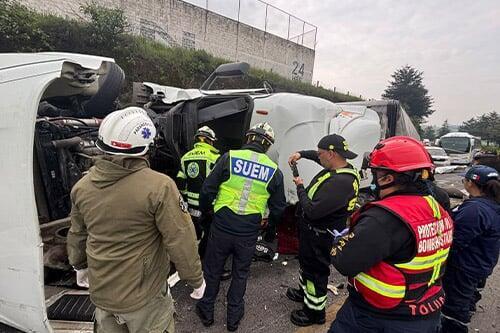 Muere una persona tras volcadura de tráiler en la Toluca–Ixtlahuaca