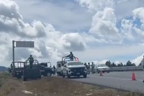 ¡Horror! Tiran a pareja baleada en la carretera Tenango del Valle-Ixtapan de la Sal