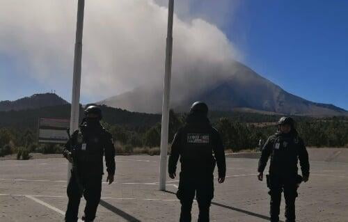 Video: Popocatepel amanece expulsando cenizas hasta Cuernavaca