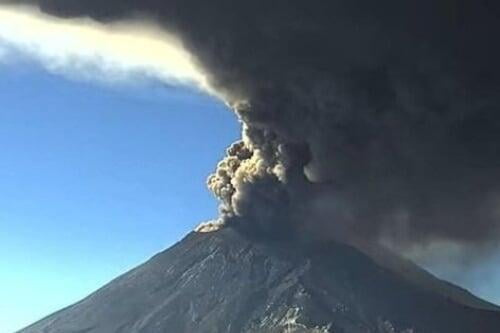 Video: Cierran acceso al Popocatépetl por caída de fragmentos incandescentes