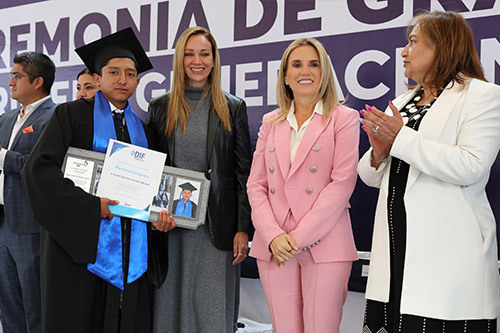Primera generación del Bachillerato DIF Huixquilucan se gradúa