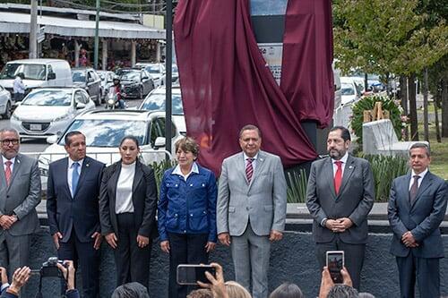 Ricardo Moreno rinde homenaje a Leona Vicario con estatua en Toluca