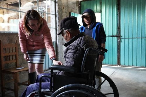 Entrega presidenta de "Todos en Marcha" silla de ruedas Isaías en Tianguistenco