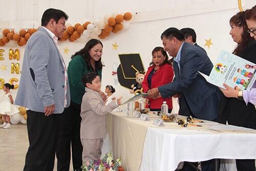 SMSEM celebra el primer logro escolar de 320 pequeños