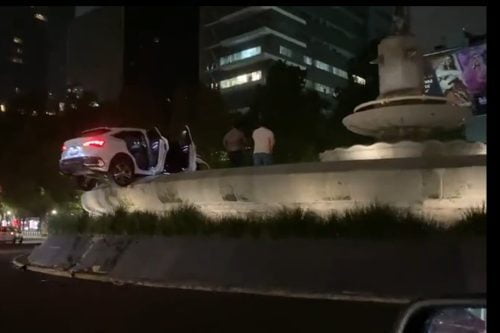 Video: Inexplicable! Auto termina en la fuente de la Diana Cazadora en la CDMX