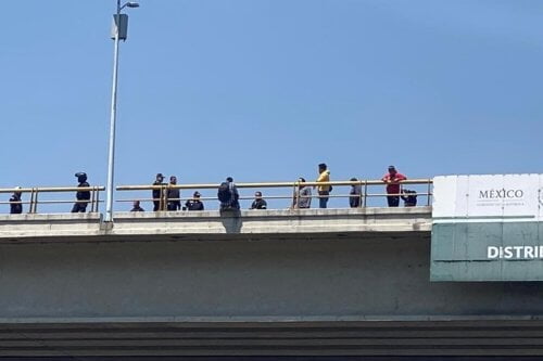 Logra policía evitar que hombre se lance de puente en Toluca