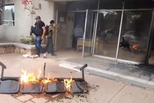 Video: Lanzan explosivo en oficinas de la fiscalía mexiquense en Tonatico
