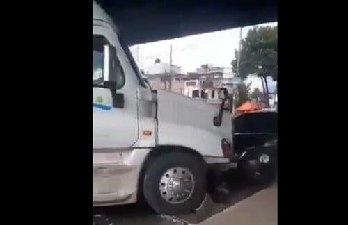 Video: Que se enoja el trailero e impactó auto por delante y por detrás en Toluca