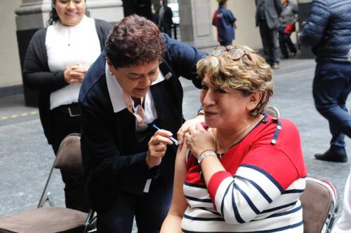 Gobernadora Delfina Gómez se vacuna contra Influenza y COVID