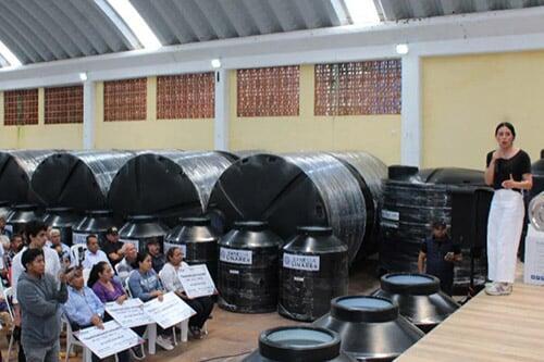 Vanessa Linares entrega tinacos y calentadores solares en Tlatlaya